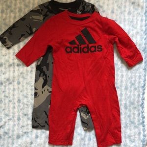Adidas 2 pk baby boys camo coverall black/Grey and Red bodysuits (9 months)